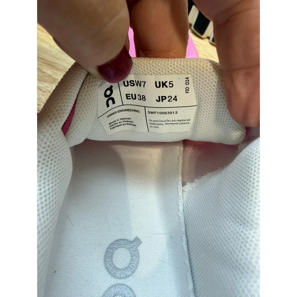 On Running Cloud Pink White Women Running Shoes US 7 EU 38 NWOT